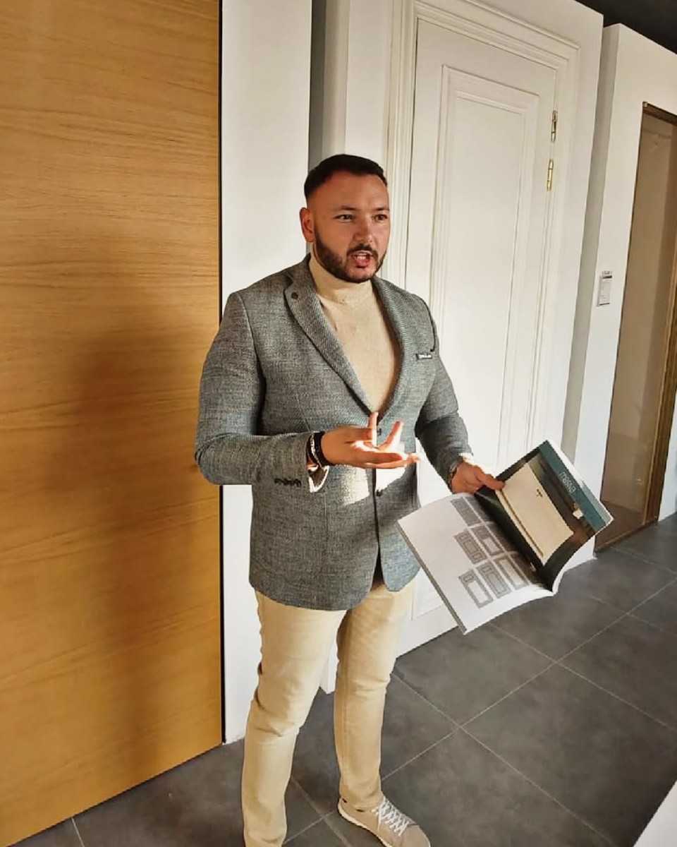 Consultation in the showroom: presenting interior door models with the finish catalogue