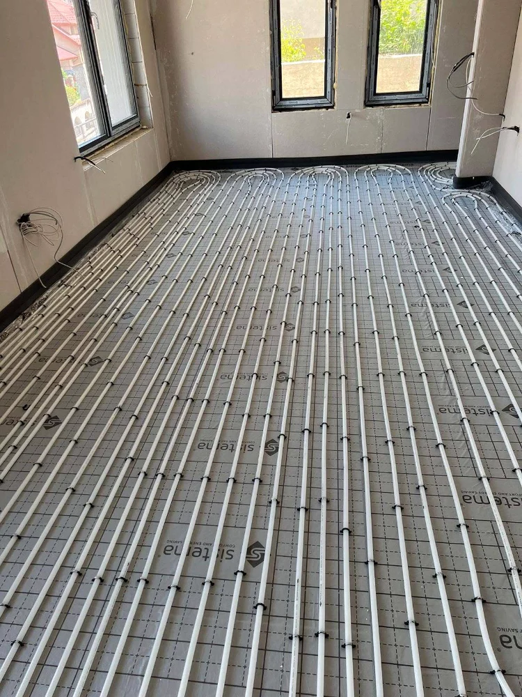 Underfloor heating pipes laid in parallel, on insulation boards