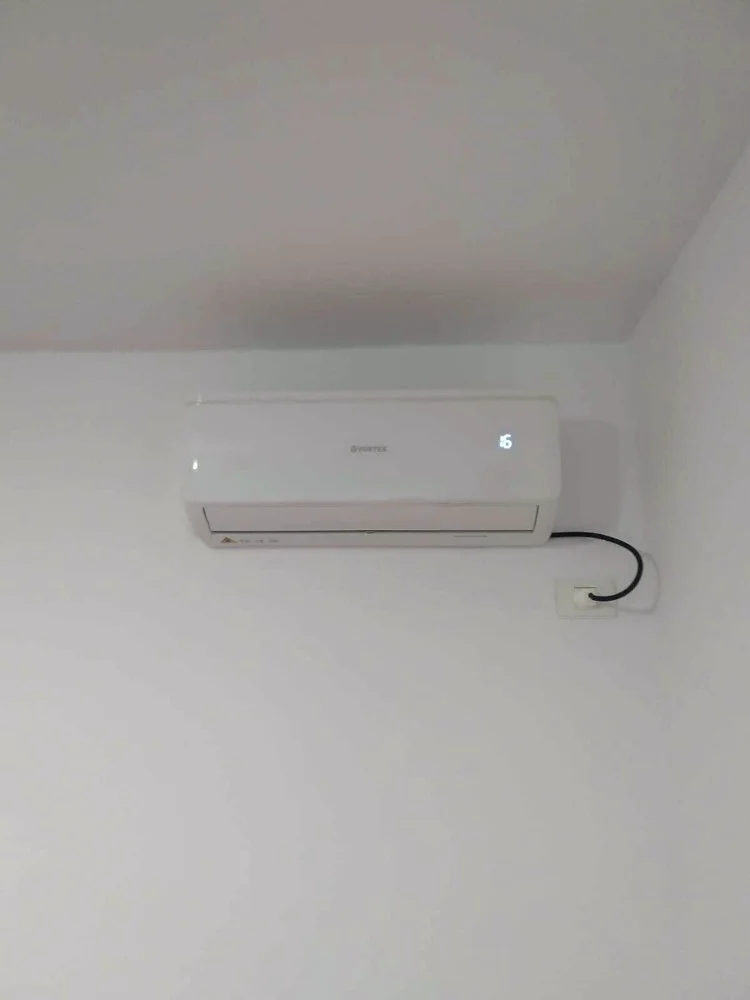 Wall-mounted indoor air conditioning unit