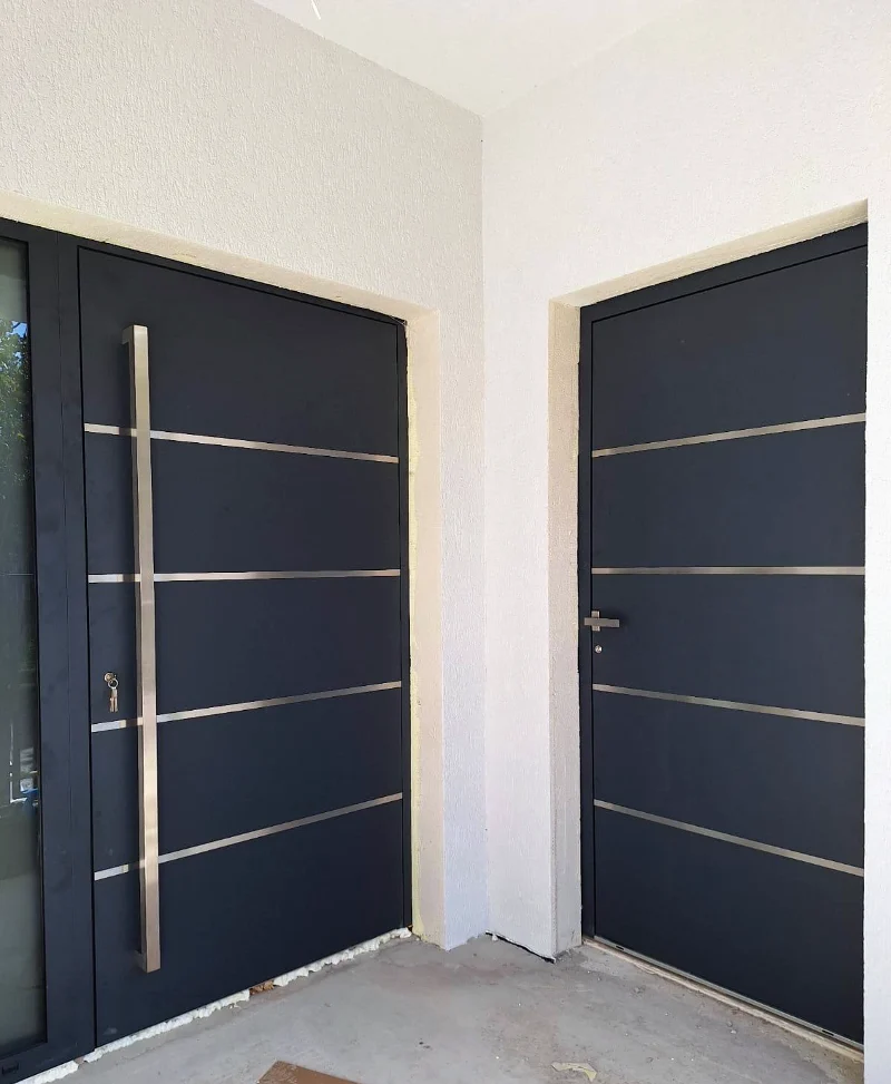 Two anthracite entrance doors with horizontal inserts and bar handles