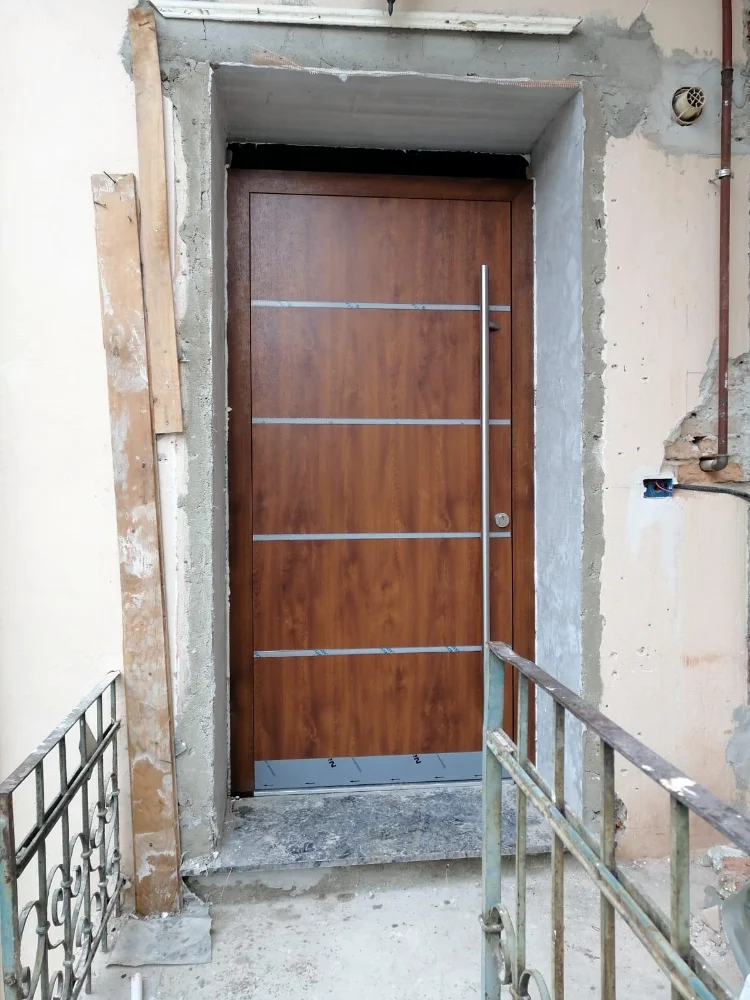Entrance door with a wood-effect finish and horizontal inserts