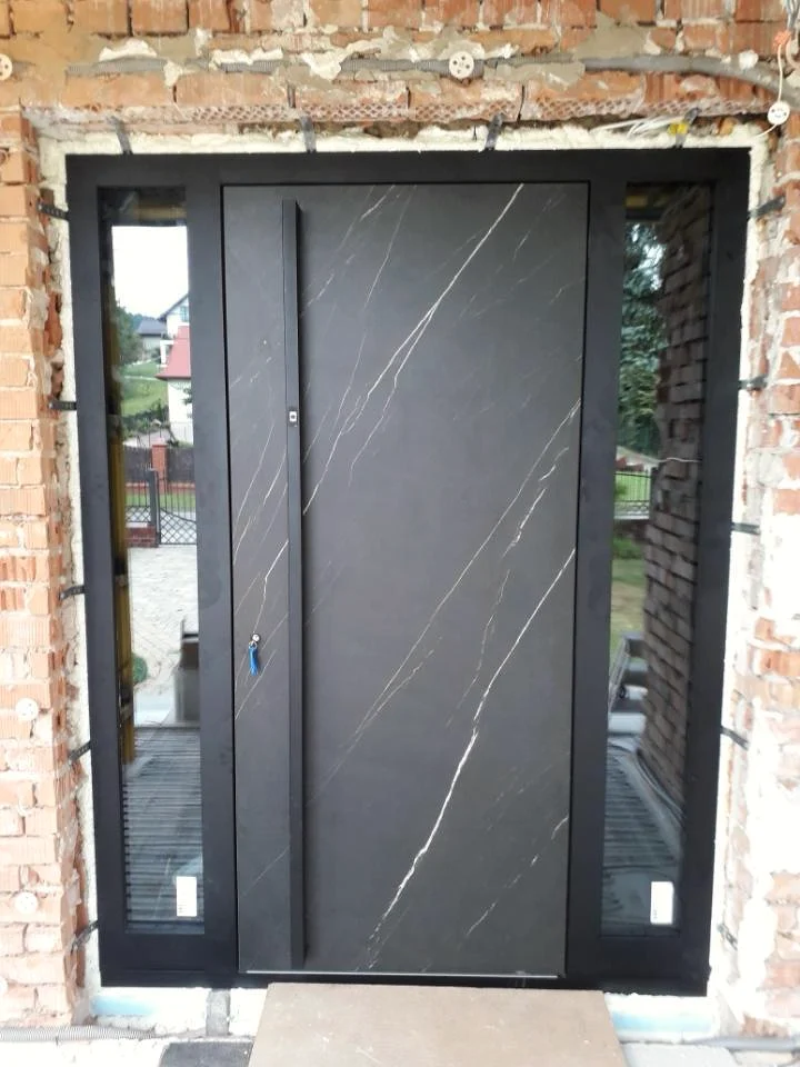 Entrance door with a dark marble-effect finish