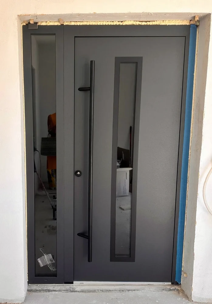 Anthracite entrance door with a vertical glass insert and a side panel