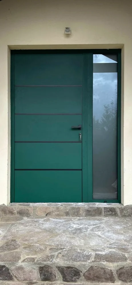 Ușă de intrare verde cu inserții orizontale și panou lateral de sticlă, montată