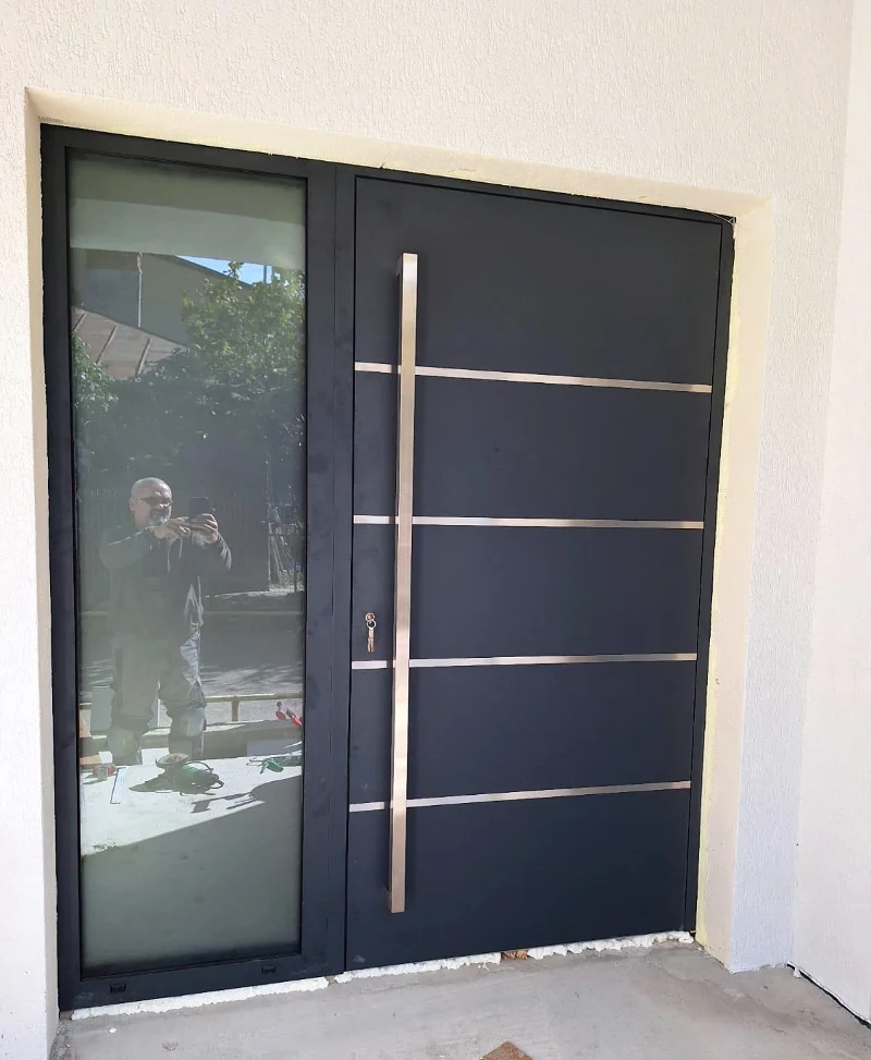 Anthracite entrance door with horizontal inserts and a glass side panel