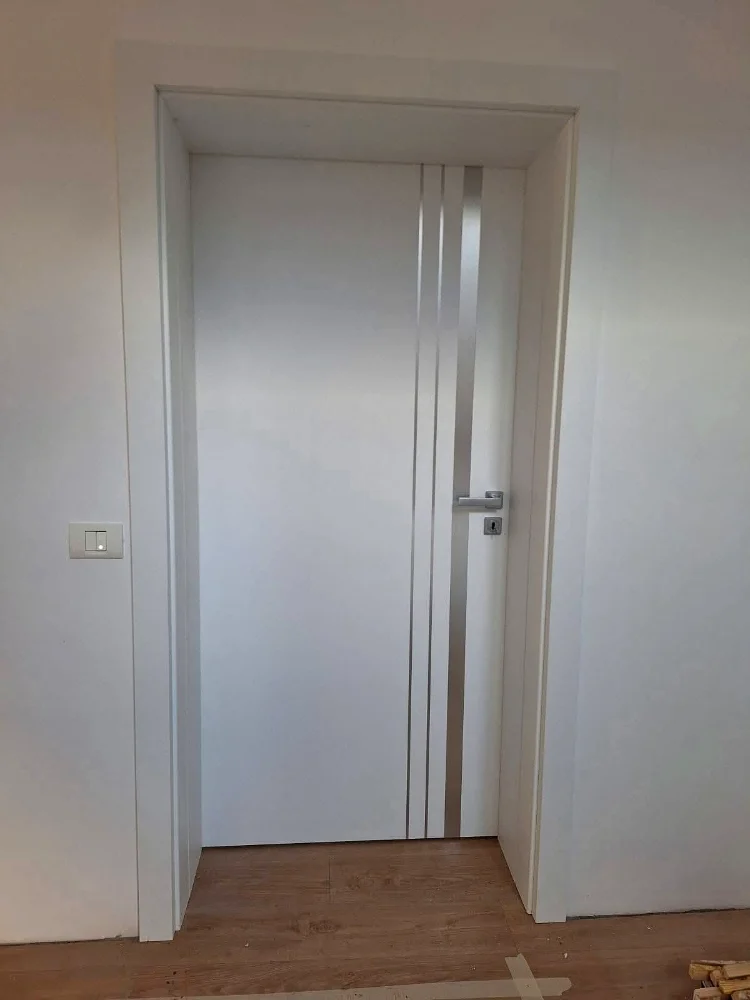 White interior door with two vertical aluminium strips