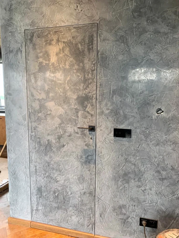 Ușă Filomuro montată într-un perete cu finisaj decorativ