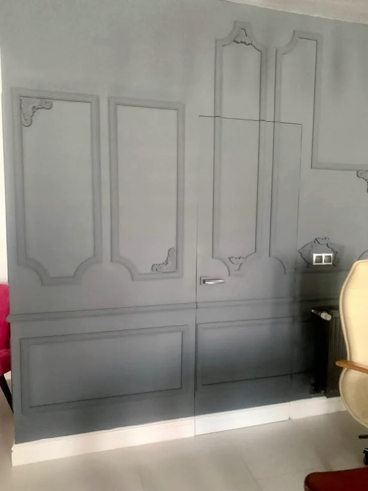 Filomuro door flush with a wall decorated with battens