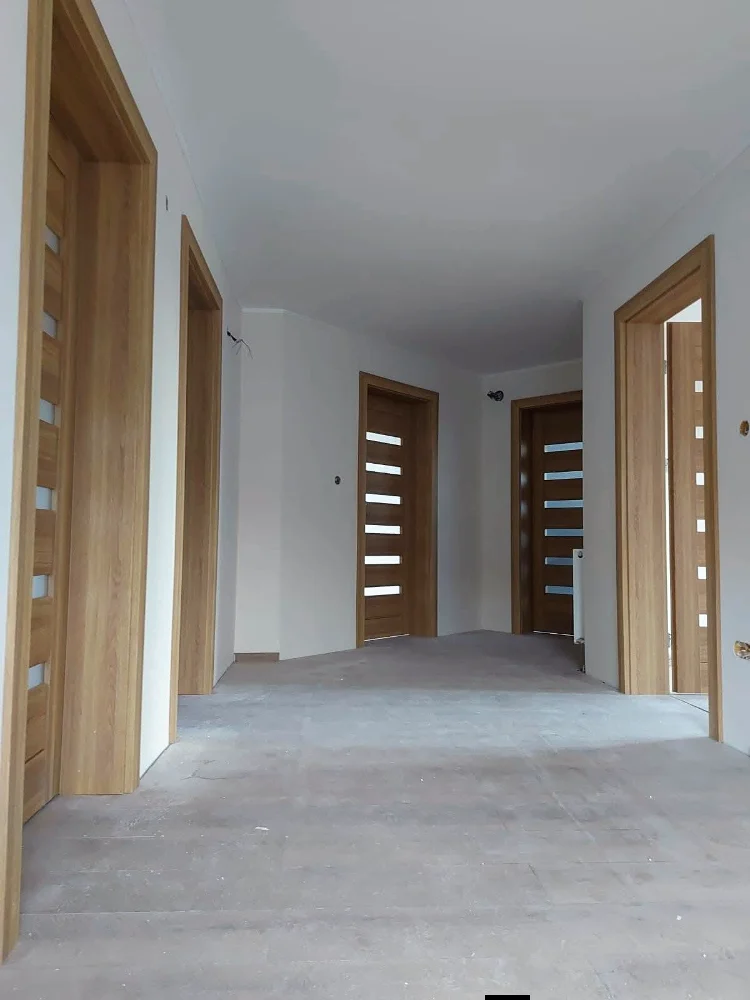 Oak-effect interior doors with glazed panes, in a hallway