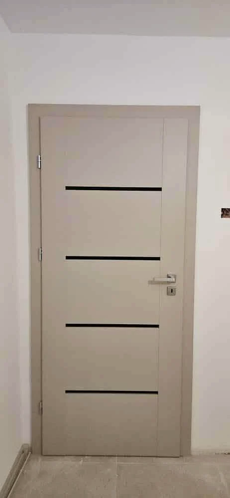 Interior door in the Kasmir finish, with black horizontal inserts