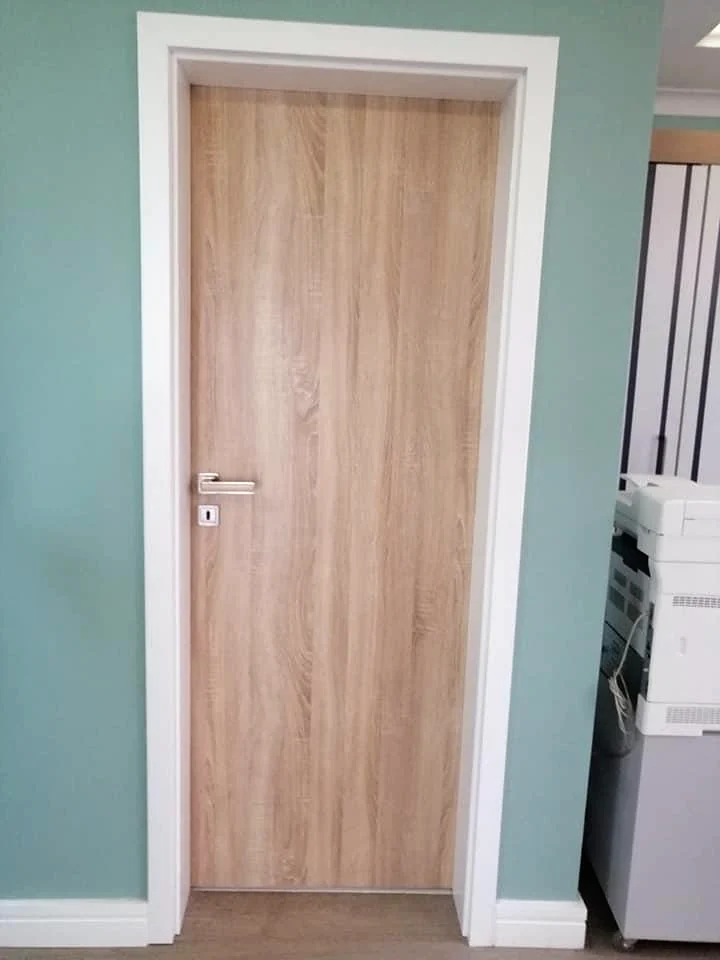 Oak-effect interior door with a white HDF frame