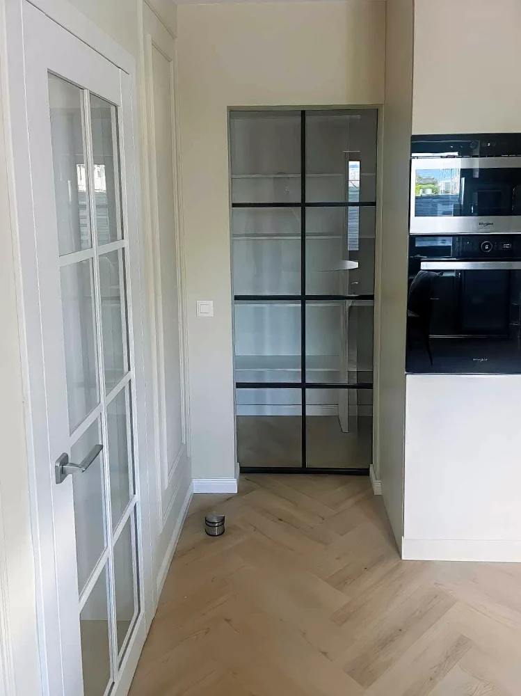 Glass door with black aluminium profiles, to the kitchen
